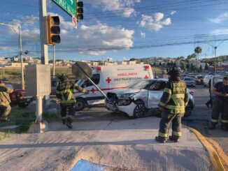 Aparatoso choque entre camionetas en Cantera y Tomás Valles deja una mujer lesionada