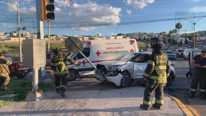Aparatoso choque entre camionetas en Cantera y Tomás Valles deja una mujer lesionada