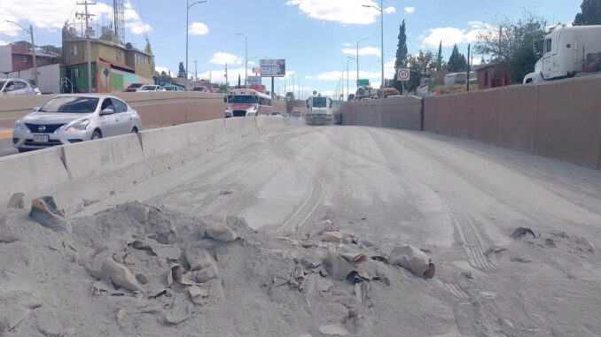 Trabajó Gobierno Municipal en limpieza de cemento en el periférico de la Juventud