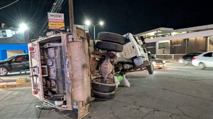 Volcadura de camión recolector en avenida Tecnológico fue durante traslado en grúa