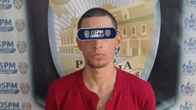 Municipales aseguran a sujeto por robo de fibra óptica de TELMEX en la Veteranos