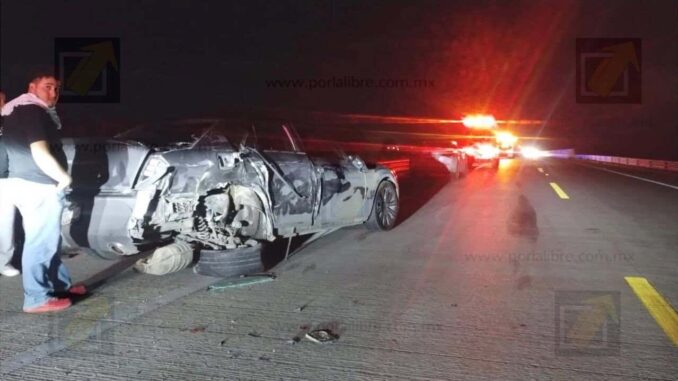 Tráiler cargado de cal vuelca tras impactar a dos vehículos en el Libramiento Oriente