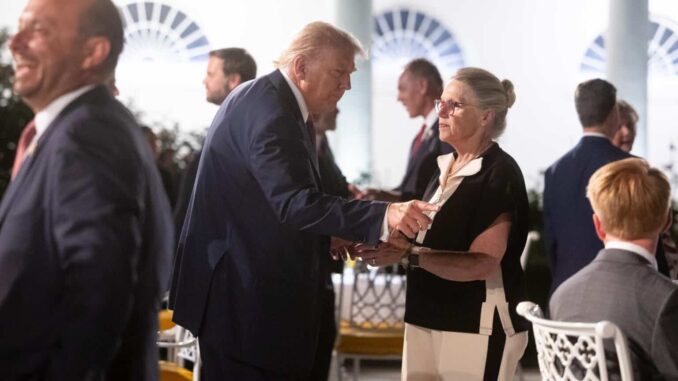 Trump auspicia cena con sus congresistas «más leales» en la Casa Blanca