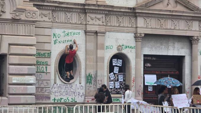 Vandalizan manifestantes Presidencia Municipal; fueron detenidos por la Policía Municipal