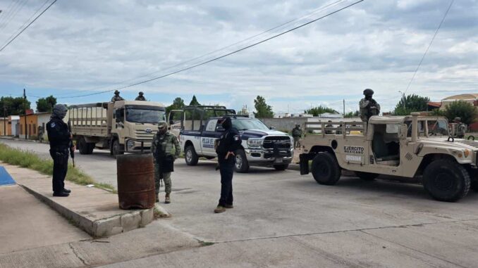 Aseguran vehículo con reporte de robo y equipo táctico en Aldama