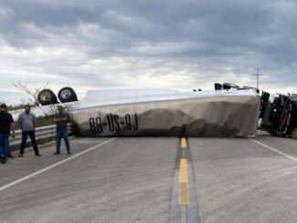 Vuelca camión de carga en carretera vía corta Parral-Chihuahua