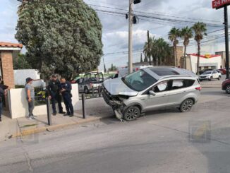 Fuerte choque en Ortiz Mena deja a mujer adulta mayor lesionada