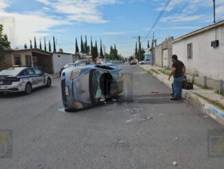 Aparatoso choque con volcadura en cruce de la colonia Revolución