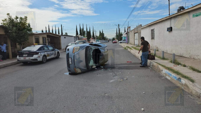 Aparatoso choque con volcadura en cruce de la colonia Revolución