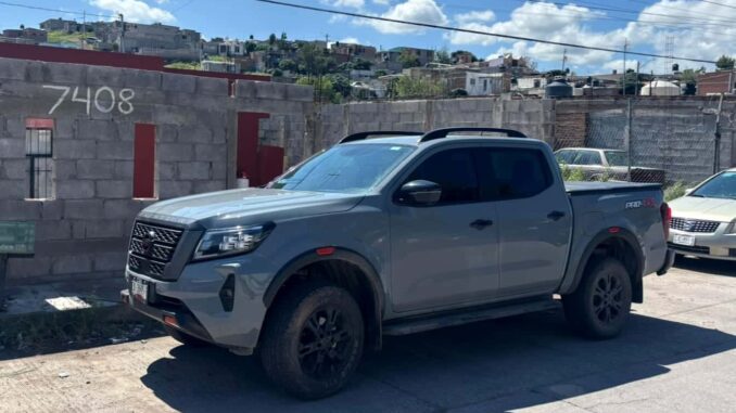 Policías municipales recuperan una Frontier; detienen al adolescente que la conducía