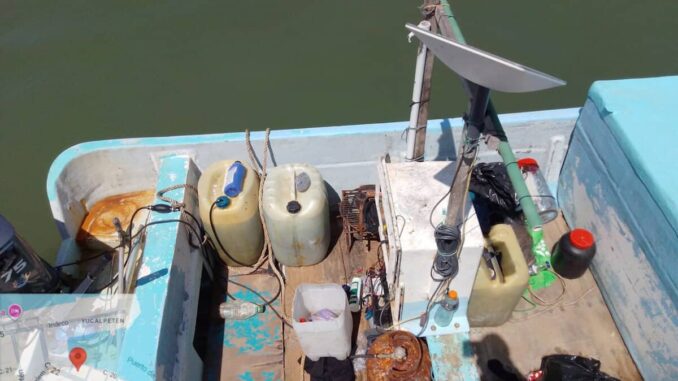 Aseguran embarcación con artes de pesca prohibidos en Yucalpetén, Yucatán