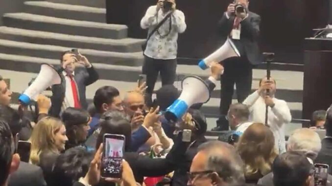Diputados del PRI interrumpen sesión en San Lázaro con megáfonos y pancartas