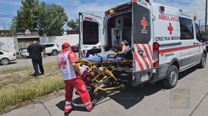 Da vuelta en «U» y arrolla a mujer en paso peatonal de zona escolar en Villa Juárez