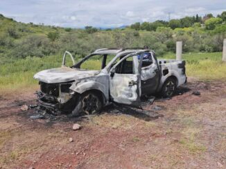 Camioneta se incendia tras falla eléctrica en camino a la presa Chihuahua