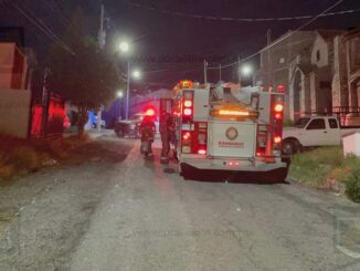 Movilización de policías y bomberos por incendio en baldío de la colonia Arboledas