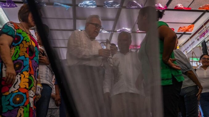 Gobernador Rocha Moya entrega apoyos a comunidades indígenas