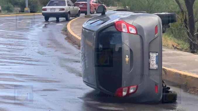 Conductora pierde el control y vuelca en avenida Fuerza Aérea