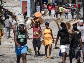 Cientos de desplazados en Haití intentan regresar a sus hogares tras retirarse las bandas