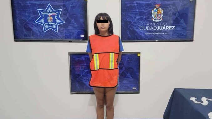 Detienen a mujer y adolescente por robo con violencia