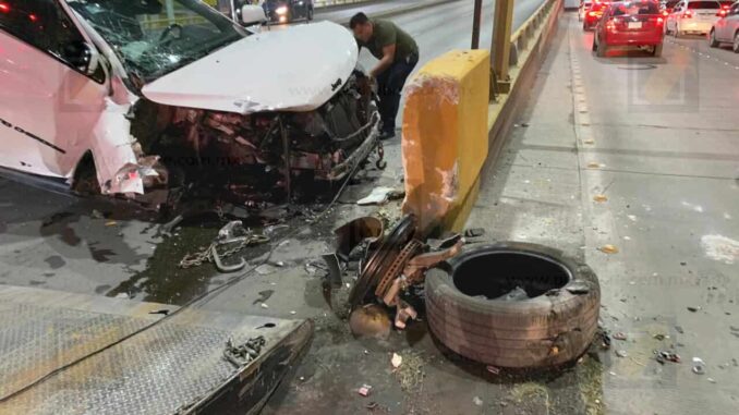 Fuerte choque  en avenidas Tecnológico  y Juan Escutia deja una camioneta con pérdida total