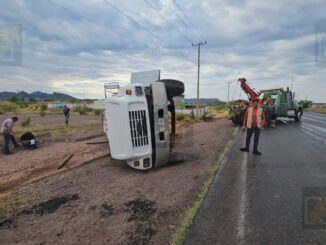 Chofer de pipa vuelca en carretera Delicias–Chihuahua