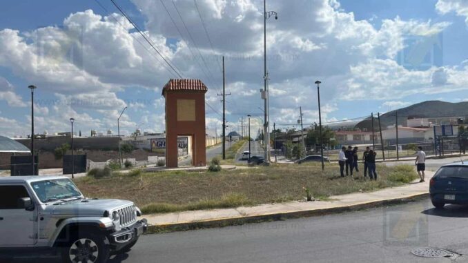 Identifican a la pareja de motociclistas fallecida en Romanzza; colocan veladoras