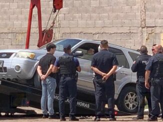 Detienen a conductor que se pasa en rojo; grúa lo traslada a un corralón al negarse a bajar