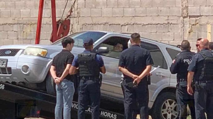 Detienen a conductor que se pasa en rojo; grúa lo traslada a un corralón al negarse a bajar