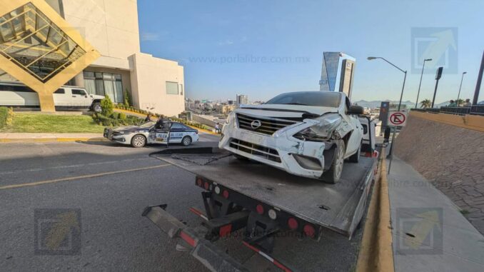 Sin luz hotel Don Rubén por accidente con vehículo estacionado 