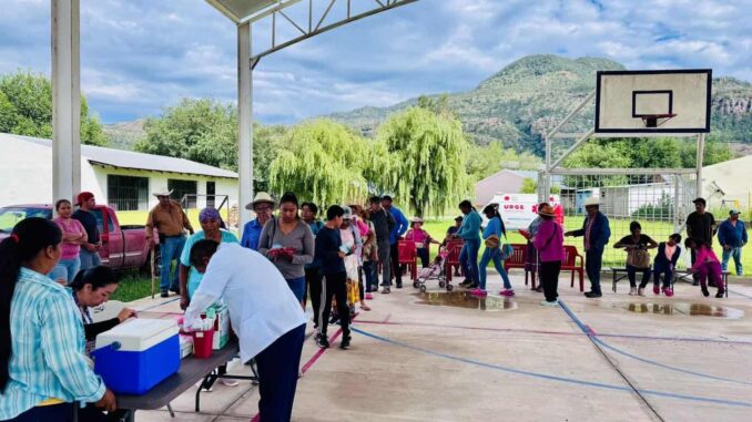 Lleva Estado brigadas de vacunación y apoyo alimentario a habitantes de la Sierra Tarahumara