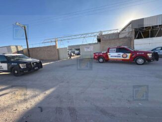 Incendio arrasa con tractocamión dentro de corralón en la 1o de Mayo