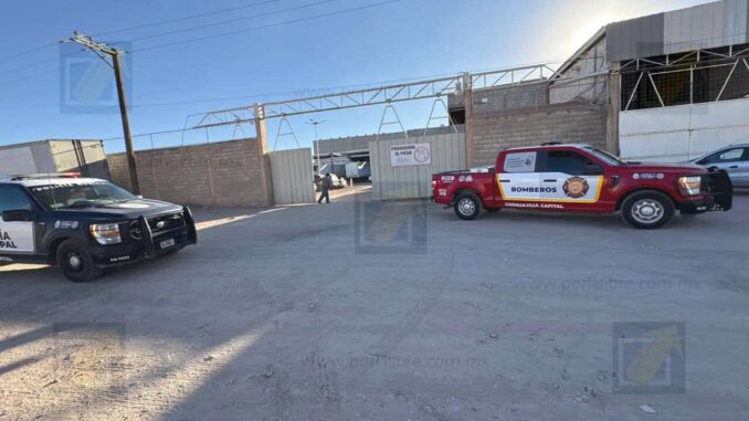 Incendio arrasa con tractocamión dentro de corralón en la 1o de Mayo