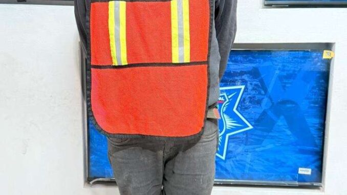 Lo sorprenden robando un vehículo