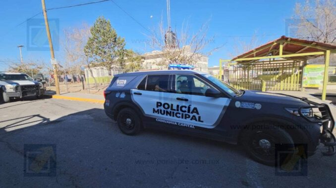 Retiran lona con presunto mensaje delictivo; autoridades descartan riesgo, el contenido era incoherente