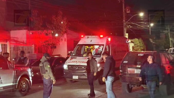 Hombre herido de bala es auxiliado por Cruz Roja en la colonia Ampliación Proletaria