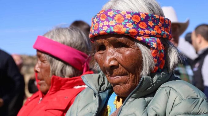 Apoya Gobierno del Estado con paquetes alimentarios y chamarras a 300 familias indígenas de Carichí