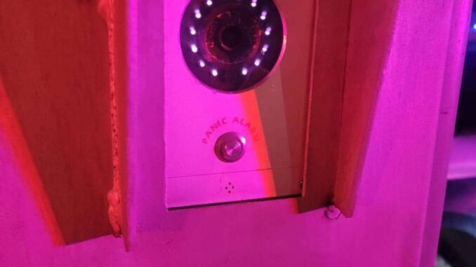 Detienen a adolescente que dañó cámara de emergencia