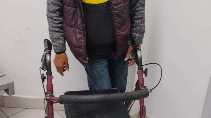 Solicitan apoyo para localizar a familia de adulto mayor extraviado