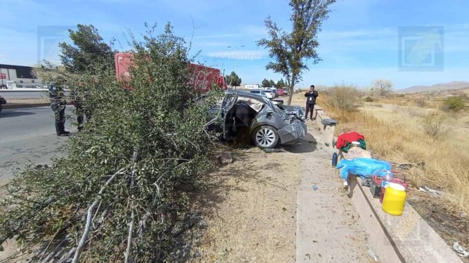 Exceso de velocidad ocasiona choque y volcadura en la vialidad Sacramento
