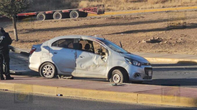 Volcadura en el periférico de la Juventud deja una persona lesionada