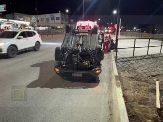 Volcadura en Circuito Universitario deja conductora lesionada