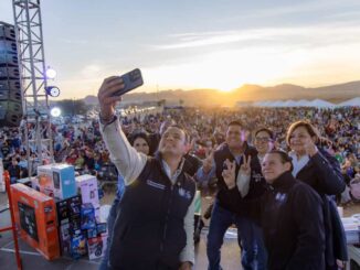 Convive Marco Bonilla con más de 5 mil personas de Vistas del Norte; parten Rosca de Reyes