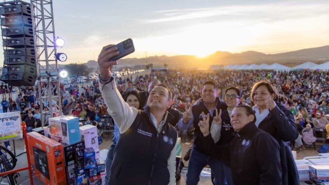 Convive Marco Bonilla con más de 5 mil personas de Vistas del Norte; parten Rosca de Reyes