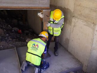 Trabajan en colocación de estructura en puente de Riberas del Sacramento