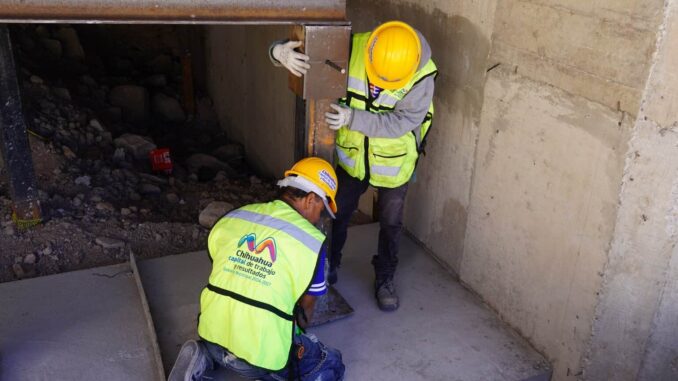Trabajan en colocación de estructura en puente de Riberas del Sacramento