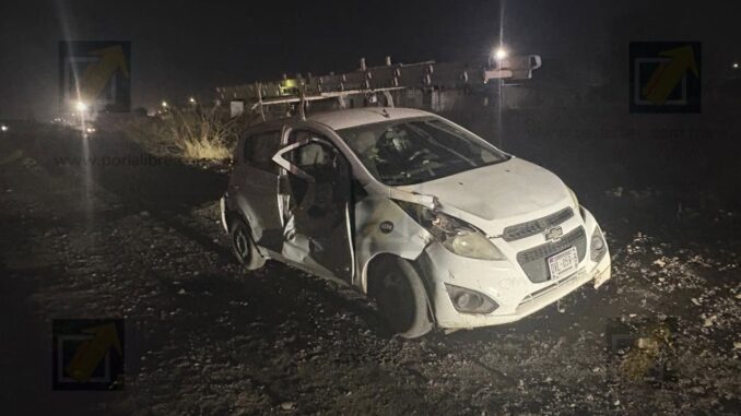 Tren impacta vehículo en cruce ferroviario de la colonia Sector 3