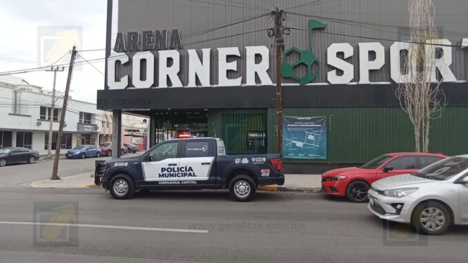 Fallece trabajador durante un partido con sus compañeros en complejo deportivo 