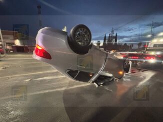 Volcadura frente a clínica 44 provoca severa congestión vial en cruce de Pino y Tecnológico
