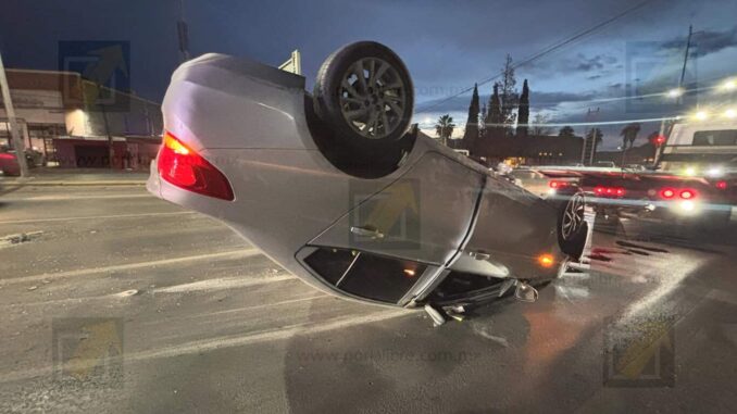 Volcadura frente a clínica 44 provoca severa congestión vial en cruce de Pino y Tecnológico