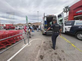Atacan a balazos a mujer en estacionamiento de un supermercado